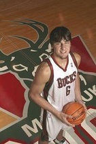 包含国际比赛日体能课后;密尔沃基雄鹿篮板制胜备战NBA总决赛;底气十足;赛季目标并未改变的词条开云入口